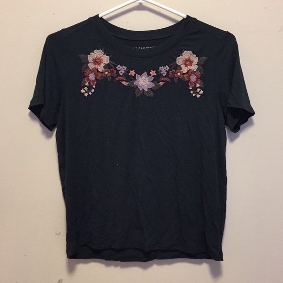 Embroidered flower design tee shirt - Picture 2 of 2